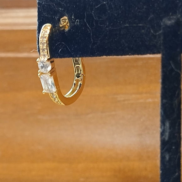 💥 Beautiful Small CZ Carabiner Hoops 💥14K Gold over Brass💥 - Picture 12 of 13